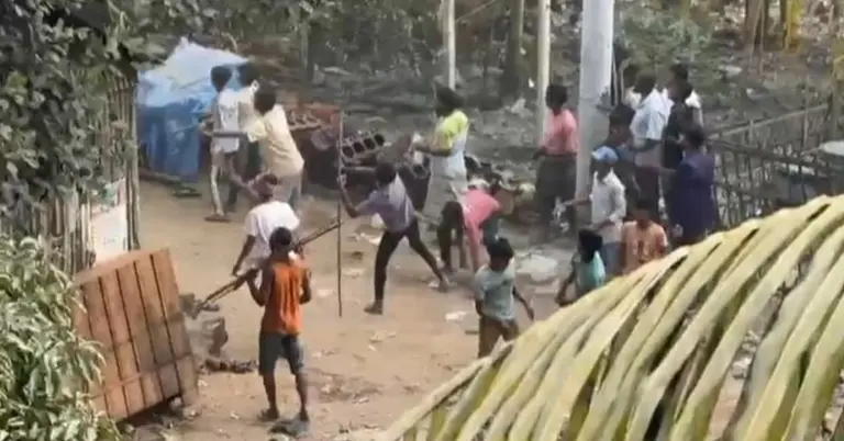 সংঘর্ষরত দুই গ্রামবাসী